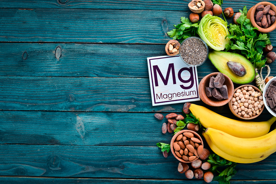 Image of foods rich in magnesium, including nuts, bananas and avocados 