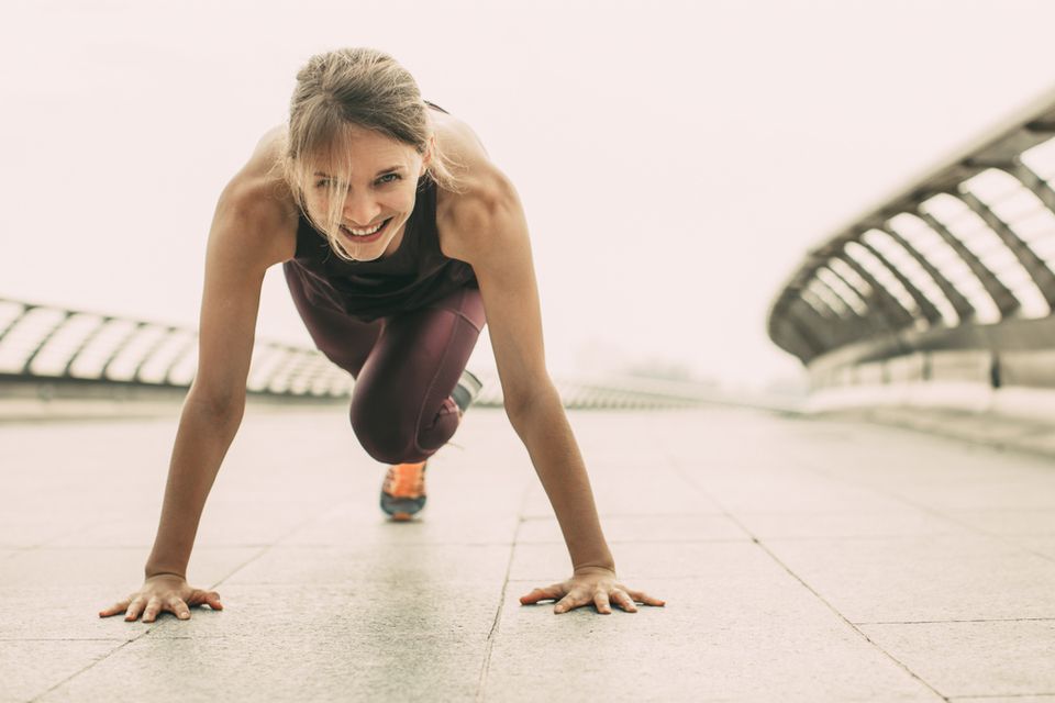 Woman doing mountain climbers